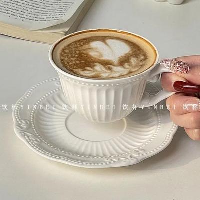 Cupa de cafea din ceramică albă pură în relief, cană de înaltă frumusețe, veselă europeană pentru ceaiul de după-amiază, căni și farfurii rafinate pentru uz casnic