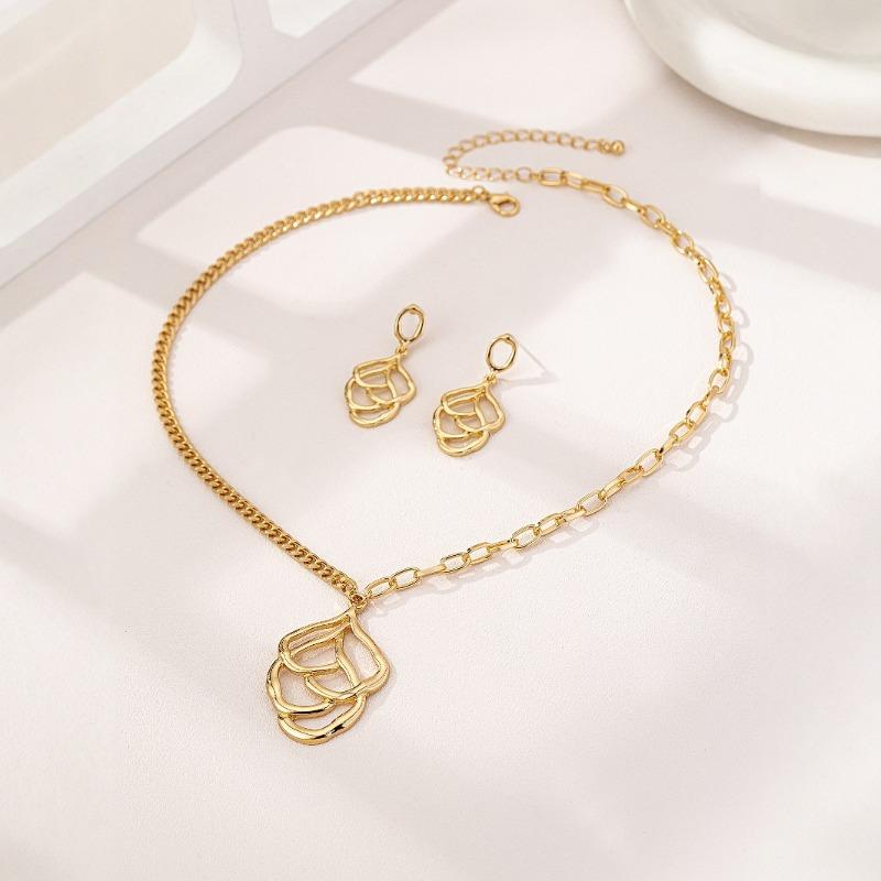 Meier Vintage hollow geometric women s niche design exquisite high-end clavicle chain ladies jewelry set золотой