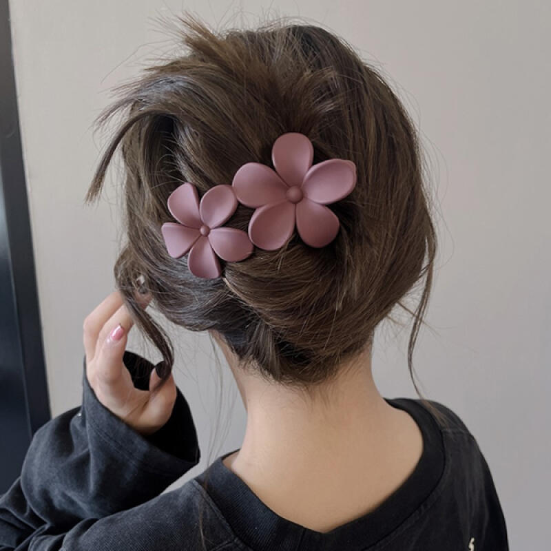 Catherine Matte Flower Daily Point Clip Hair Clip black