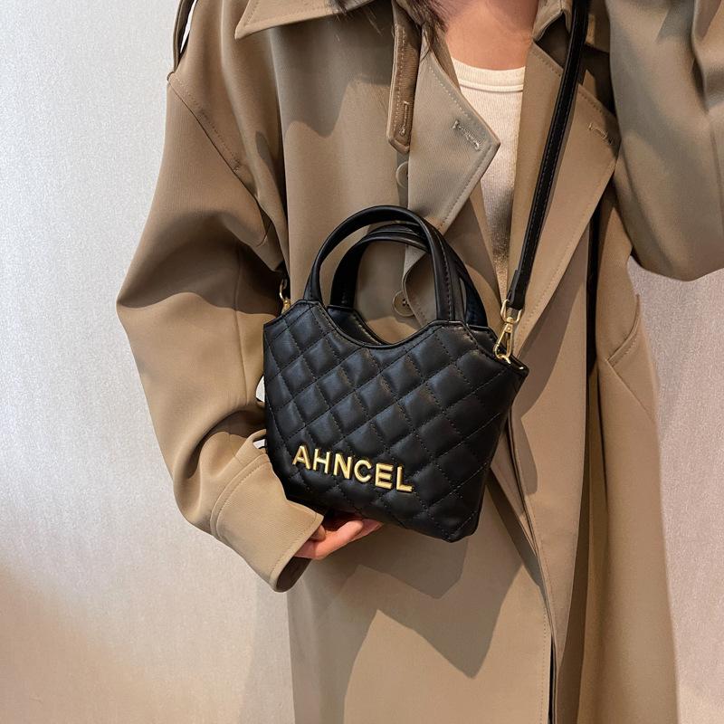 This year s popular small bags are women s autumn and winter versatile 2025 new fashion messenger bags, diamond portable bucket bags