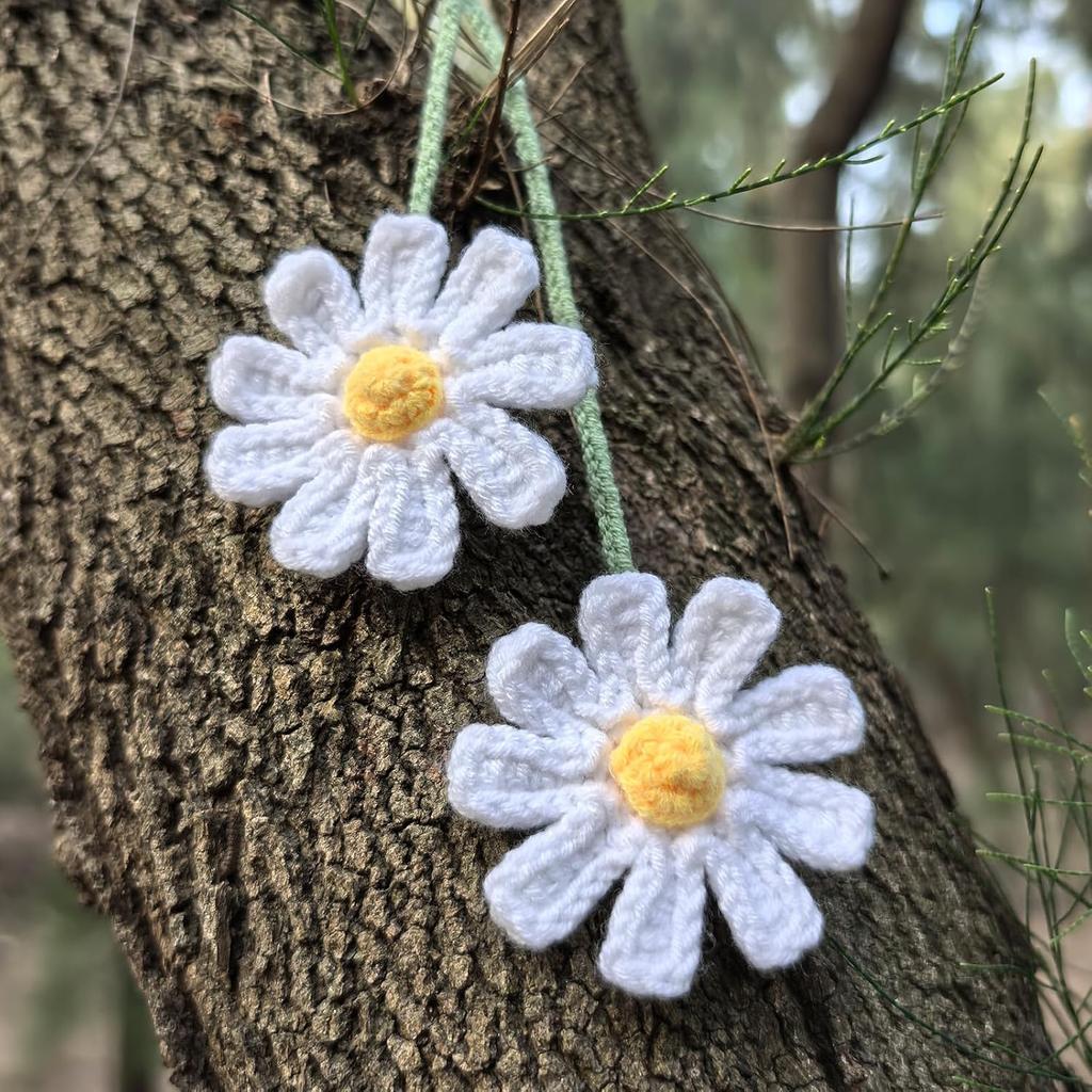 Cute Crochet Daisy Car Hanging Ornament, Handmade Knitted Flower Rear View Mirror Charm for Women, Aesthetic Car Accessories for a Cheerful and Cozy