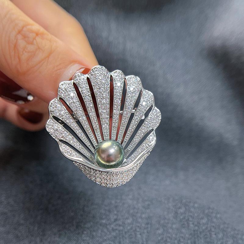 

Брошь в стиле ретро из европейской и американской ракушки с позолоченной медью, микроинкрустацией цирконием, жемчугом и открытым дизайном для женщин