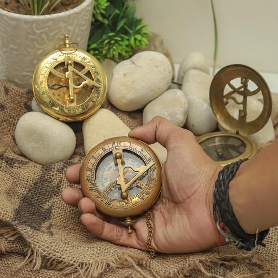 Zestaw 3 mosiężnych kompasów z skórzanym etui 5,08 cm Nautyczny zegar słoneczny dla odkrywcy, steampunkowy, na wędrówki, na prezent Morski prezent dla niego, dla niej