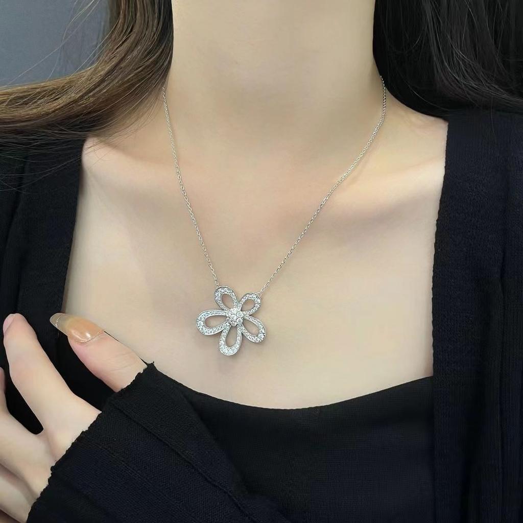 Diamond-encrusted hollow large flower short necklace women's trend niche design clear temperament women's collarbone chain design