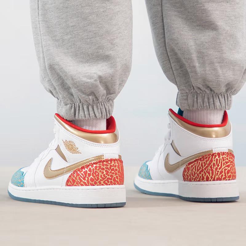 Jordan 1 Mid-Sneaker Schule NC nach Chicago GS FB2212-100