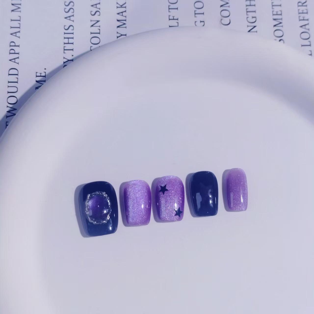 Dreamy Purple Gem Cat Eye Nails: Autumn Winter Retro with Cool Black Starry Design XS