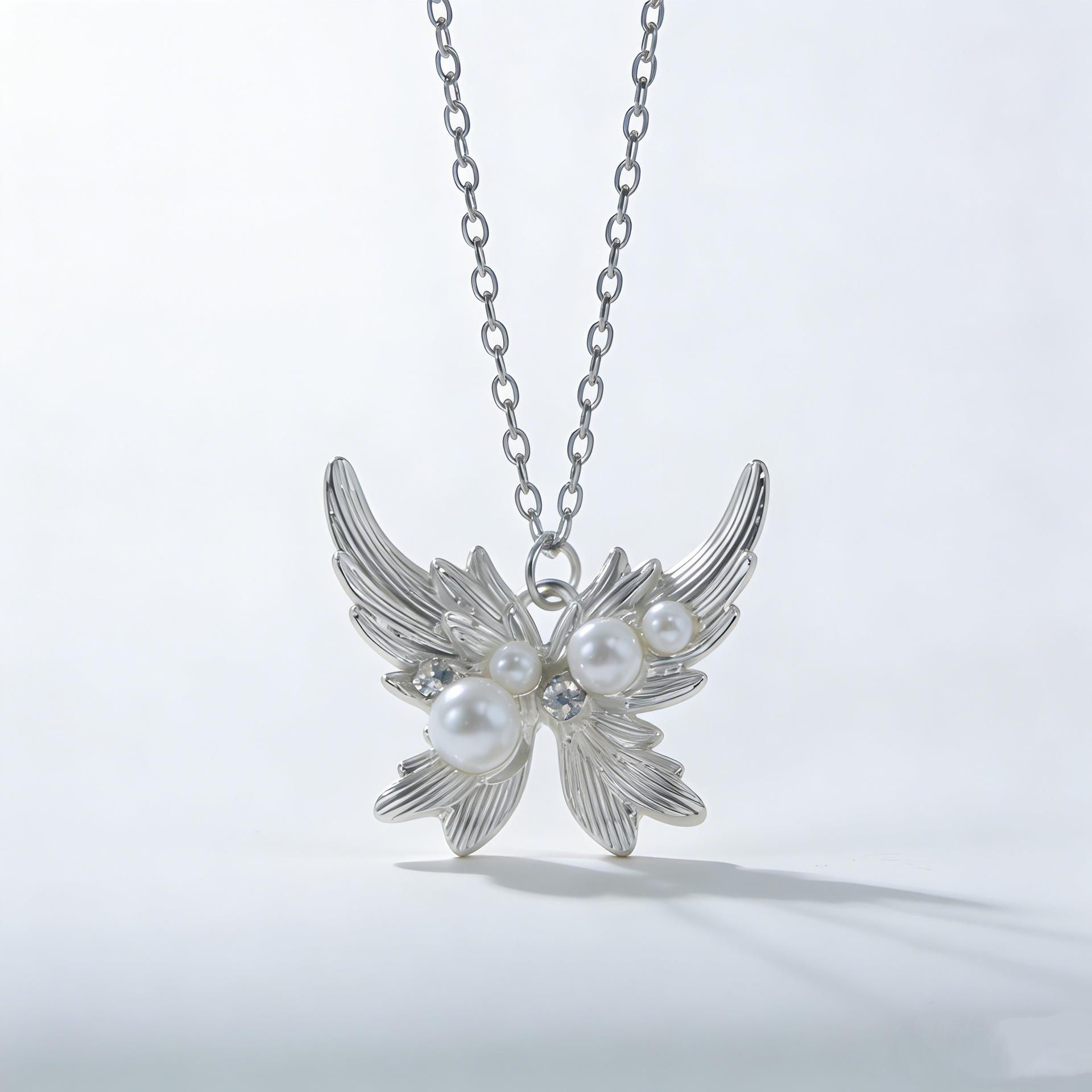 Butterfly Pearl Choker Necklace with Luxurious Feel