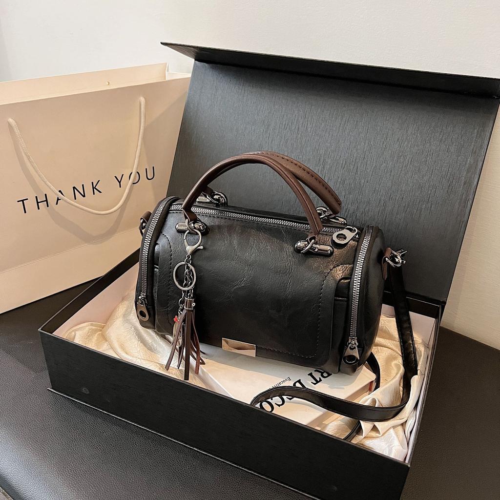 Ladies' high-end retro Boston bag, casual versatile shoulder bag, messenger bag with fringed portable pendant.