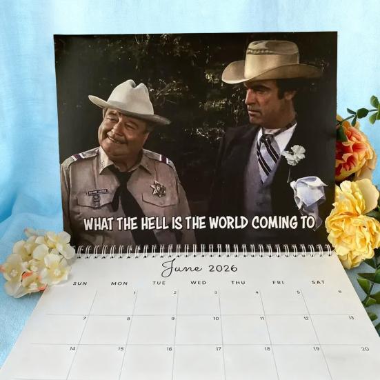 Šerif Buford 2026 Stolní kalendář Téma Smokey & Bandit Vintage Filmové Umění s Měsíčními Rozvrženími Vtipný Nostalgický Stolní Kalendář Kancelářská Dekorace Dárek