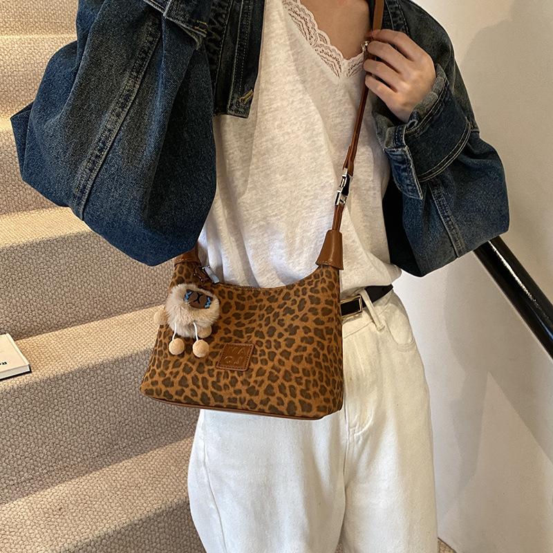 

Leather velvet retro portable small bag women s 2025 new autumn and winter super fire versatile messenger bag commuter bag 22*9*22 коричневый