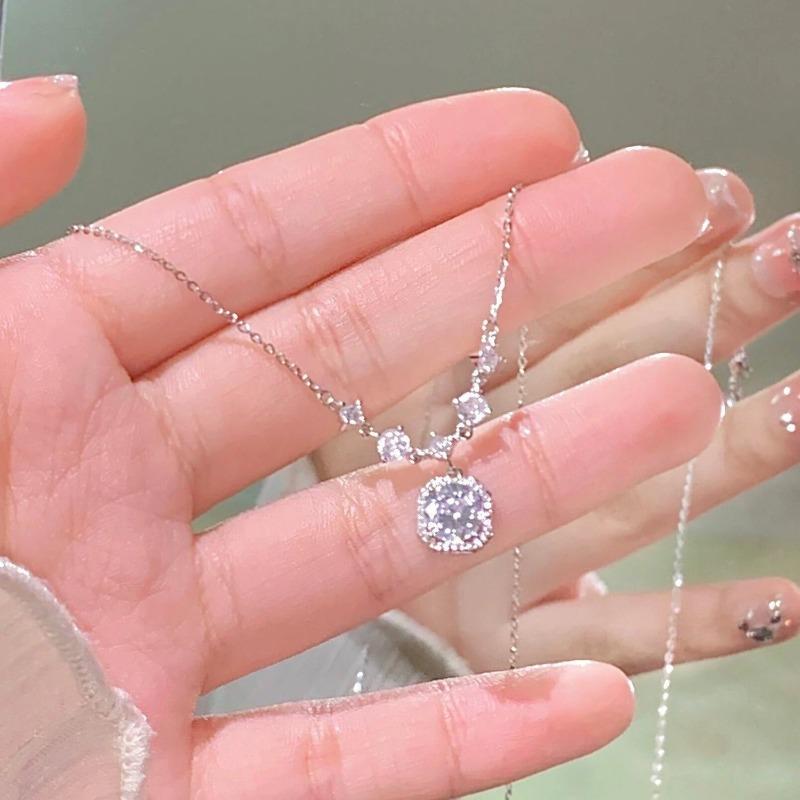 2026 new small sugar cube square diamond necklace female niche high-end sense exquisite light luxury sweet collarbone chain simple