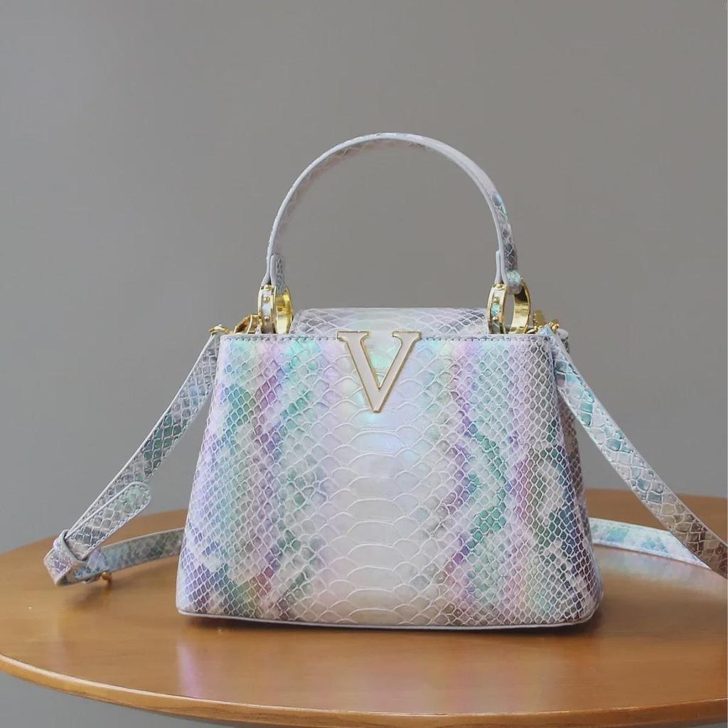 Luxusní kabelka Himalaya Gradient ve tvaru V s hadím vzorem (2024)