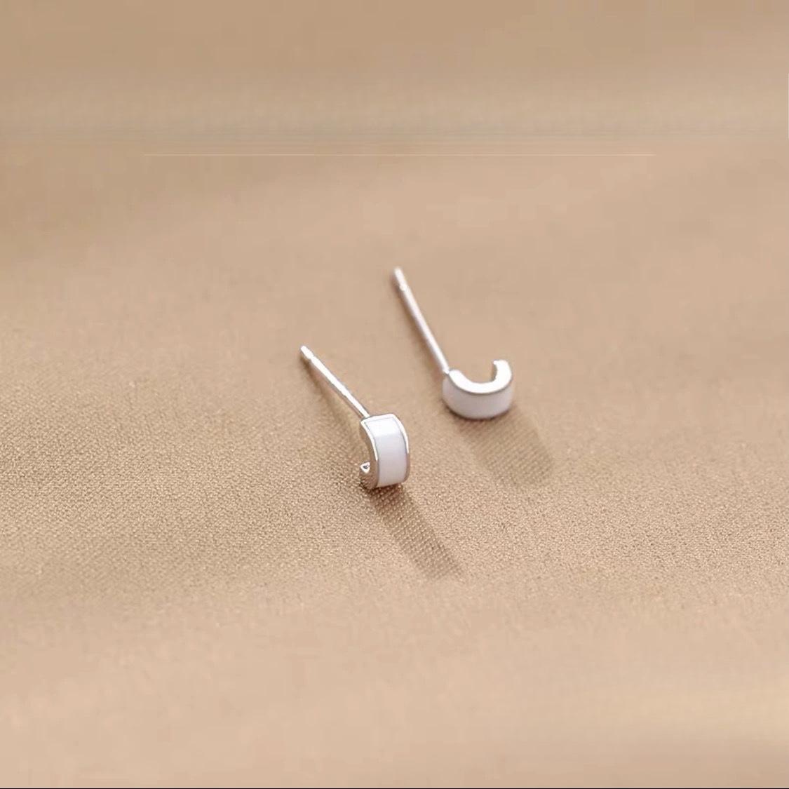 

Black Stud Earrings for Women Small Simple Earrings for Women Small Exquisite Design Earbone Studs Semicircular Earrings for Women