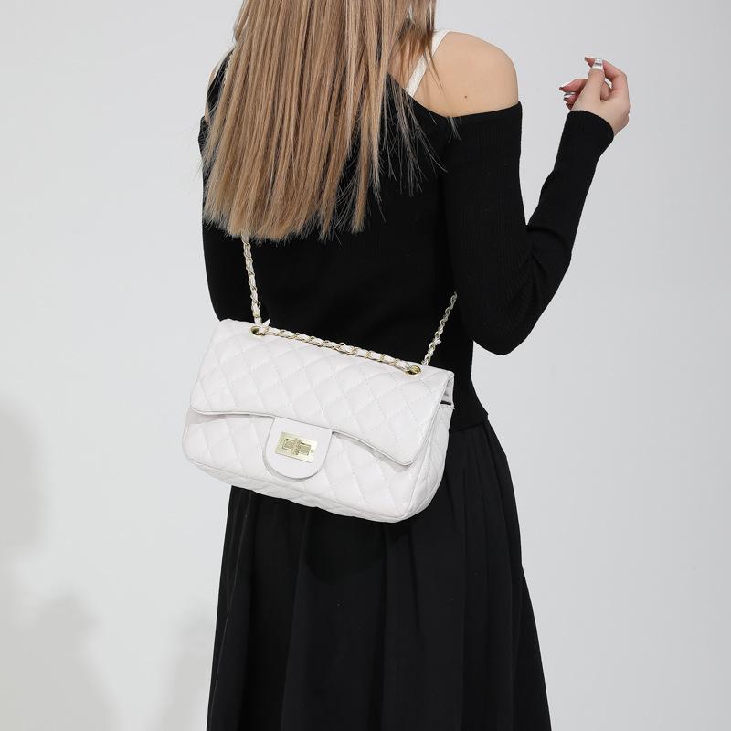 Koreanische Version der modischen Umhängetasche 2024 Frühjahr und Sommer neue Diamantkette einfache lässige Textur Crossbody Achselhöhle kleine quadratische Tasche