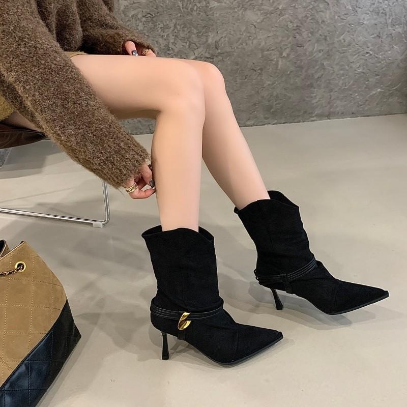 Europeisk och amerikansk stil nya högklackade spetsiga plisserade mocka staplade stövlar metallspänne rem en-pedal mode damstövlar korta stövlar
