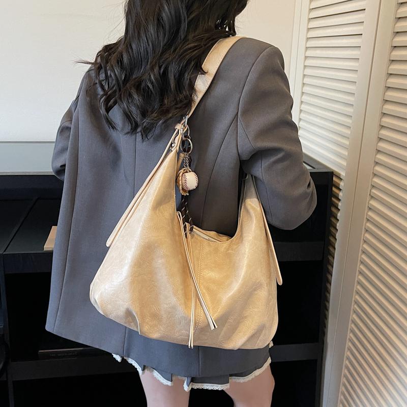 Soft PU Hobo Bag with Slouchy Design and Adjustable Strap Ideal for Everyday Use and Casual Outfits