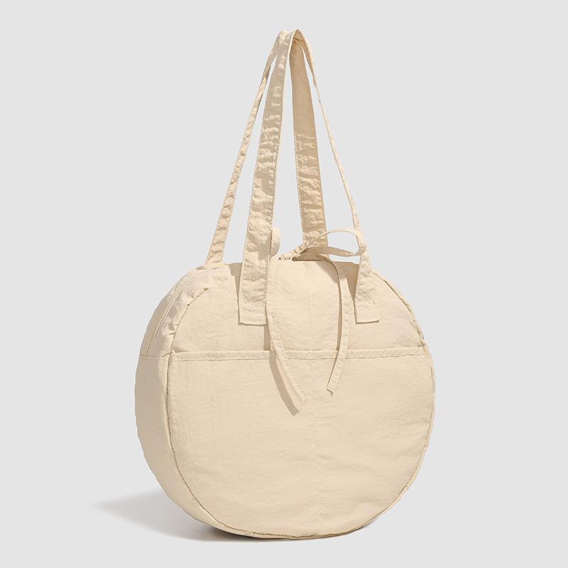 

2025 лето новый зарубежный стиль текстура простой большая вместимость маленькая круглая сумка модный тренд повседневная женская сумка через плечо бежевый