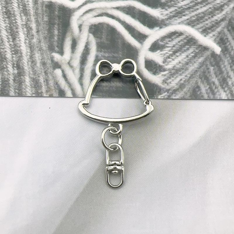 

Металлический вращающийся брелок в виде цыпленка ручной работы с рождественским колокольчиком и сохранением цвета.