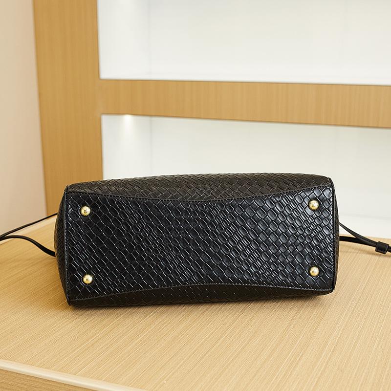 Women's One Shoulder Bag  New Fashionable and Versatile Large Capacity Tote Bag   French Simple Handbag