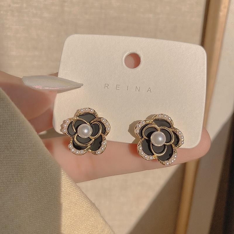Korean High-End S925 Silver Pearl Stud Earrings – Elegant Niche Design for Women