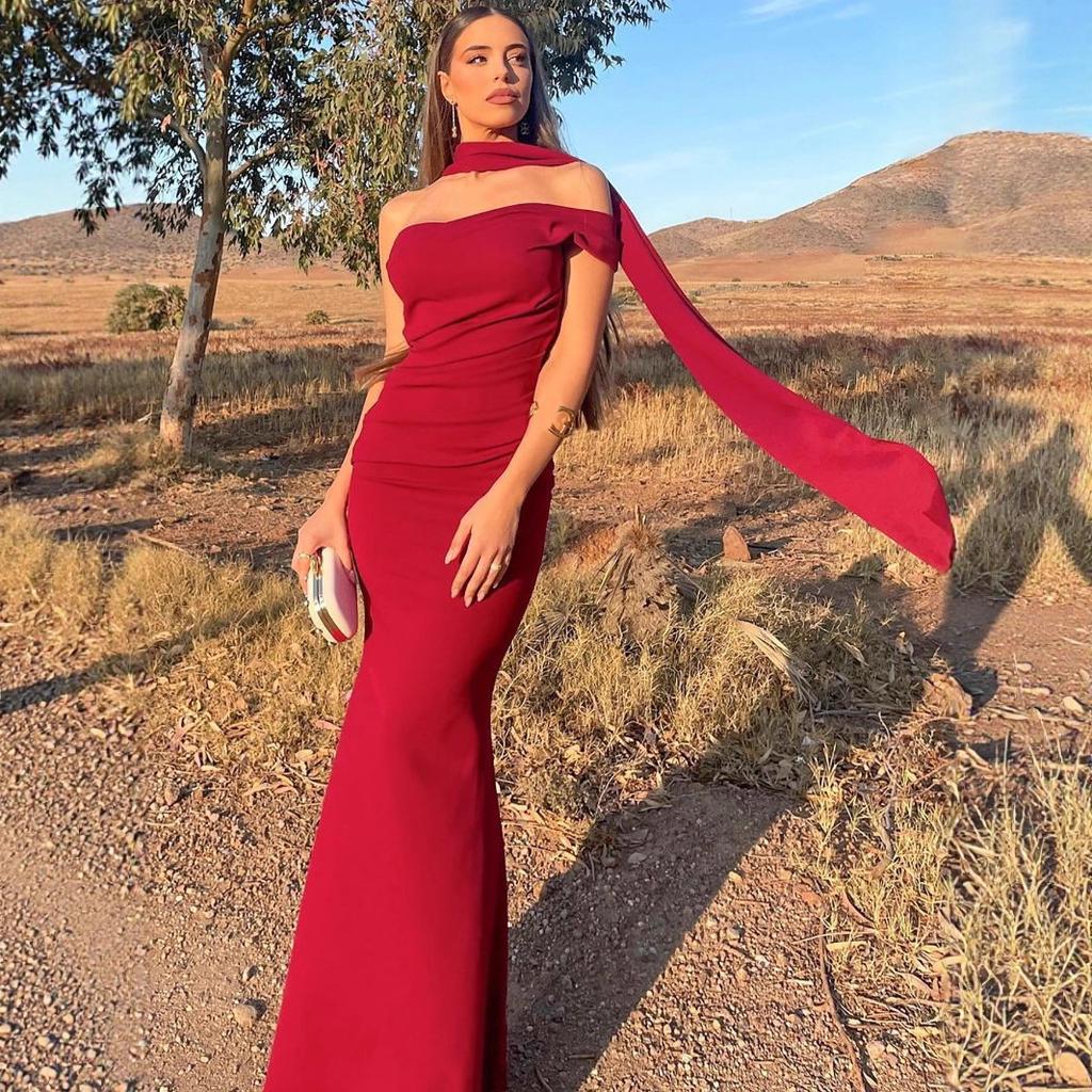 European and American women's clothing 2026 autumn and winter new fashion slim-fitting one-word shoulder European and American style long dress stream