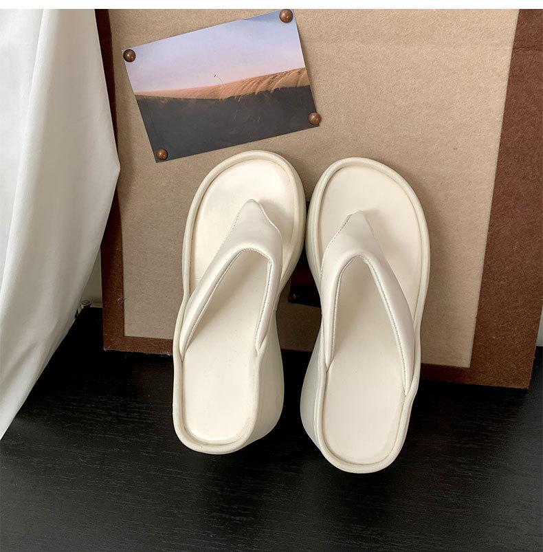 Fashion versatile thick bottom heightening flip-flops women's 2025 new summer wear Internet celebrity beach cool slippers