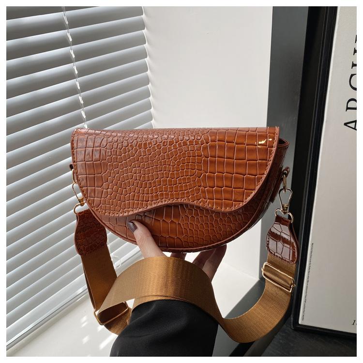 French Niche Bag Women's 2025 New Textured Messenger Bag Embossed Saddle Bag Fashionable Alligator Pattern Shoulder Bag