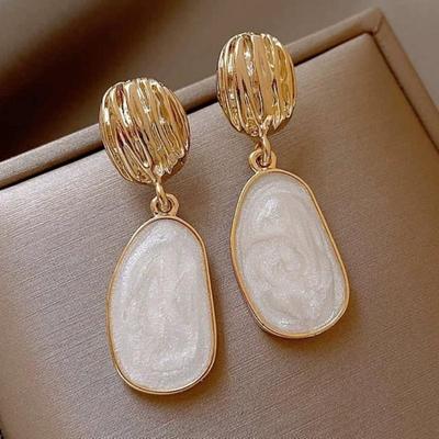 2024 neue Mode Lange Hängende Ohrringe für Frauen Beige Acryl Anhänger Übertrieben Gold Dorp Ohrringe