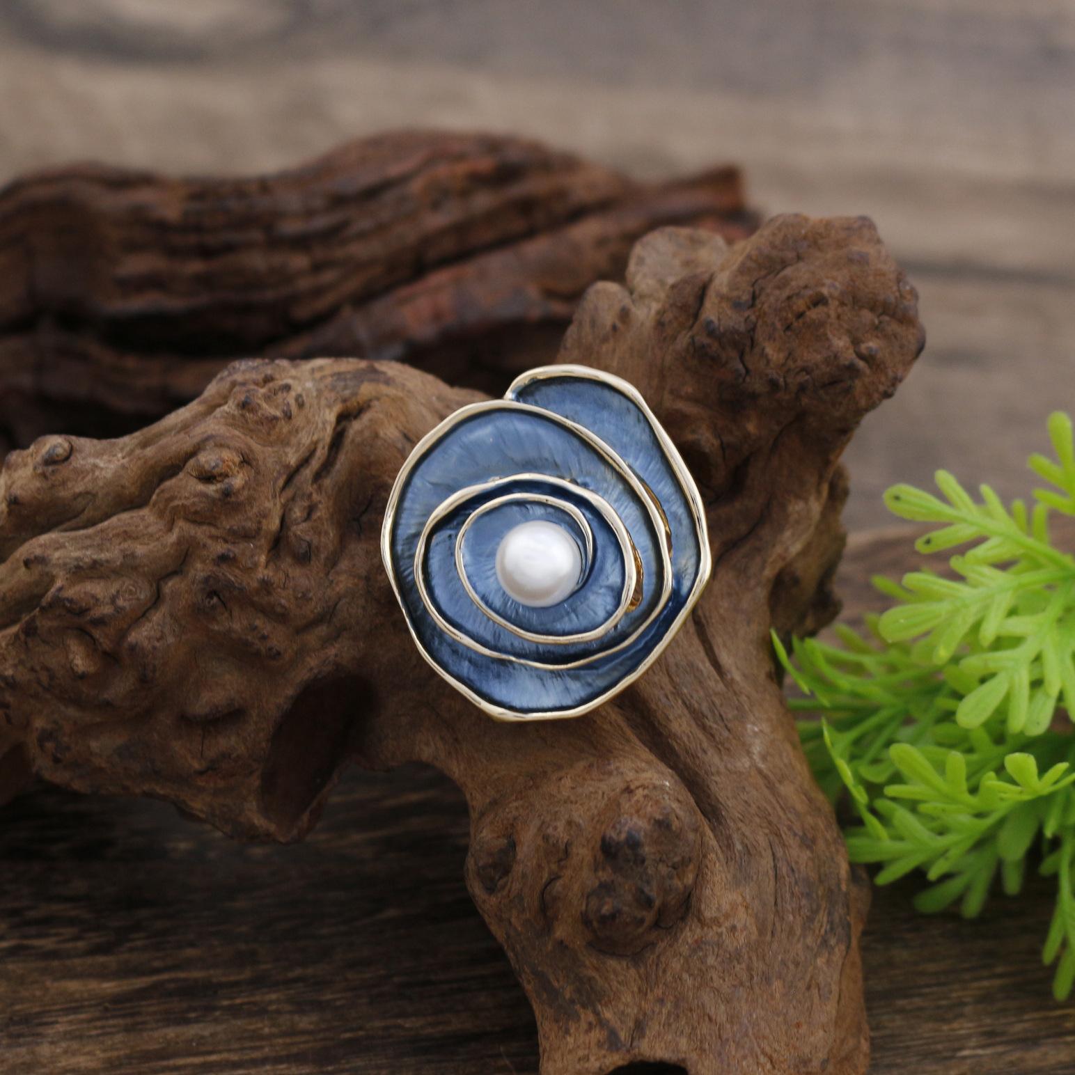 

Новая эмалевая геометрическая роза магнитная брошь женская мода высокое чувство жемчужная роза брошь