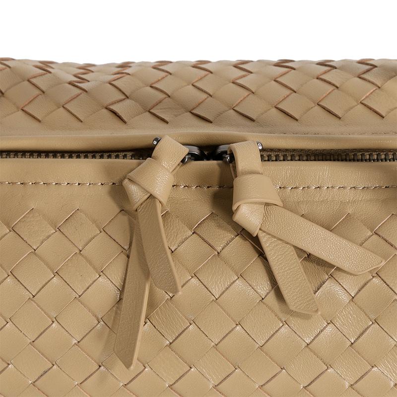 Autumn and winter new sheepskin woven bag, high-end light luxury pillow bag, large-capacity portable shoulder tote bag