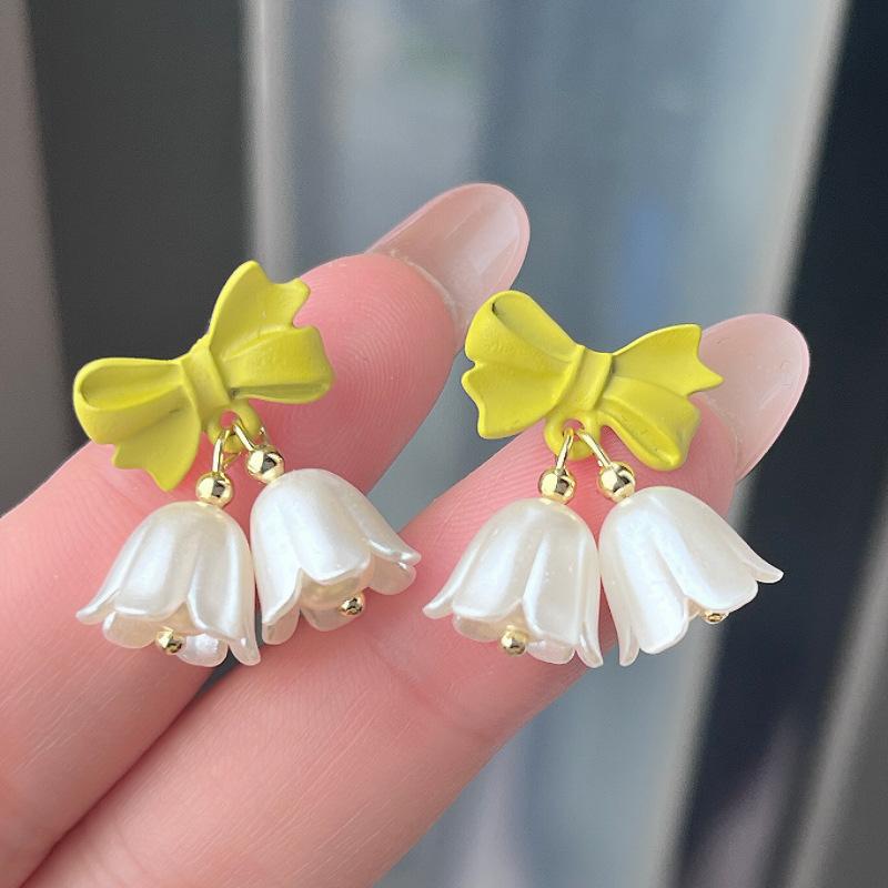 

Серьги в виде тюльпана, зеленый бант, серьги-гвоздики в виде маленького колокольчика, серьги в виде ландыша.