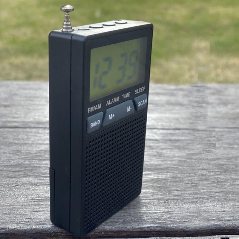 Mini Tragbares FM AM Radio LCD-Anzeige Radioempfänger Eingebauter Lautsprecher Wecker mit 3,5mm Kopfhörerunterstützung Sleep-Timer