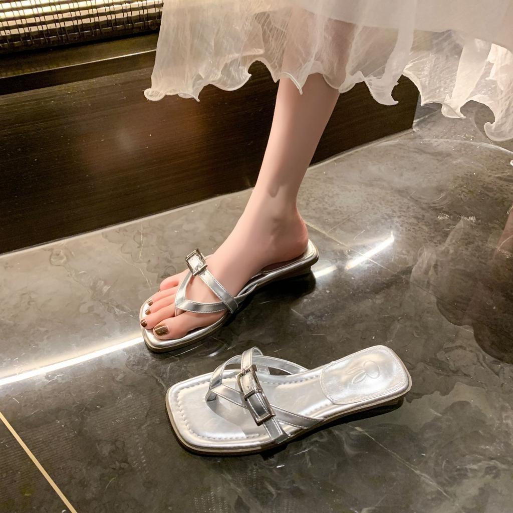 Soft bottom flat bottom casual fashionable flip-flops women's 2025 new niche design buckle personalized cool slippers women