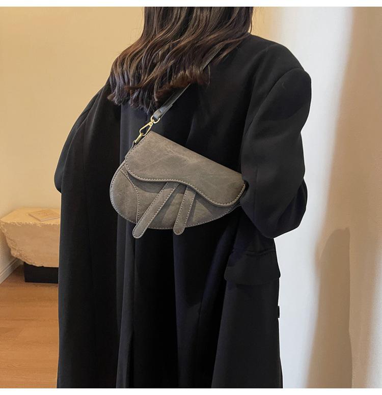 Retro Mini-Sattel-Umhängetasche: Europäischer & Amerikanischer Stil, Denim-Lippenstift-Design