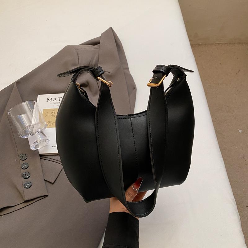 

Нишевая простая ретро сумка через плечо женская 2025 зима новая мода высококлассная сумка под мышкой повседневная сумка-пельмень чёрный