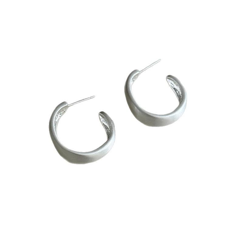 Simple classic C-shaped earrings, smooth polished European and American neat earrings, light luxury, daily commuting versatile and expensive earrings.