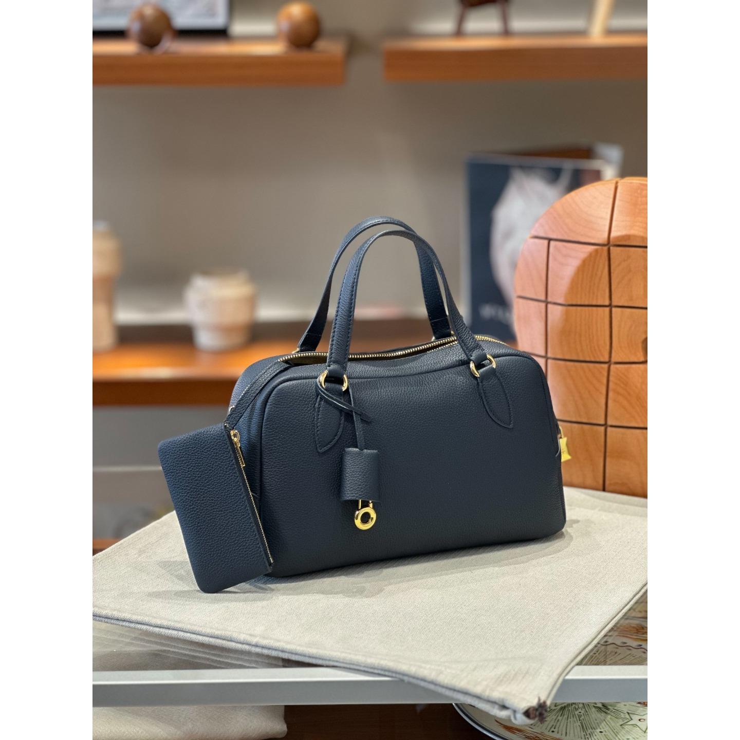 

Needle25 Fall/Winter New Grained First Layer Calfskin with Shoulder Straps Large-capacity Women s Bag Shoulder Crossbody Length 30cm, width 13cm, height 16cm