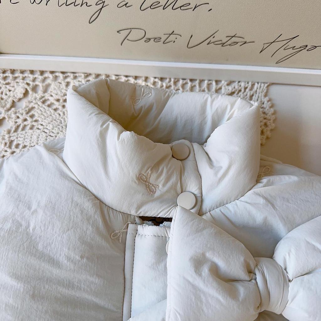 Wintermantel für Mädchen mit Schleife: Stilvolle, warme Baumwolljacke mit langen Ärmeln und Spitzenbesatz