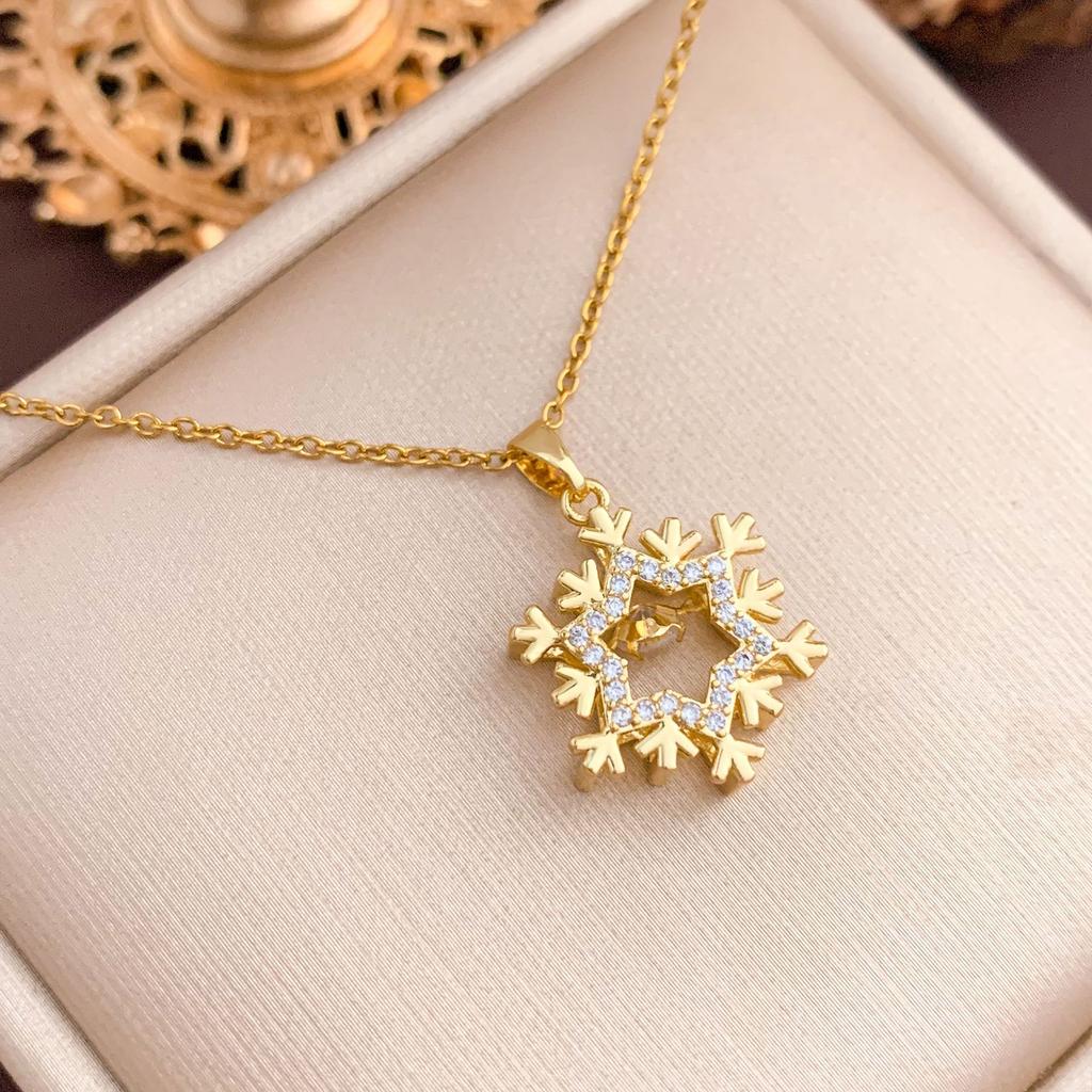Necklace European and American hot-selling pearl snowflake does not fade titanium steel necklace accessories women's niche design sense collarbone