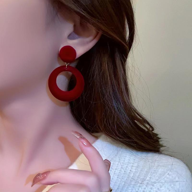 Light Luxury Retro Burgundy Velvet Earrings Hong Kong Style Geometric Round Circle Plush Earrings Femininity Stud Earrings