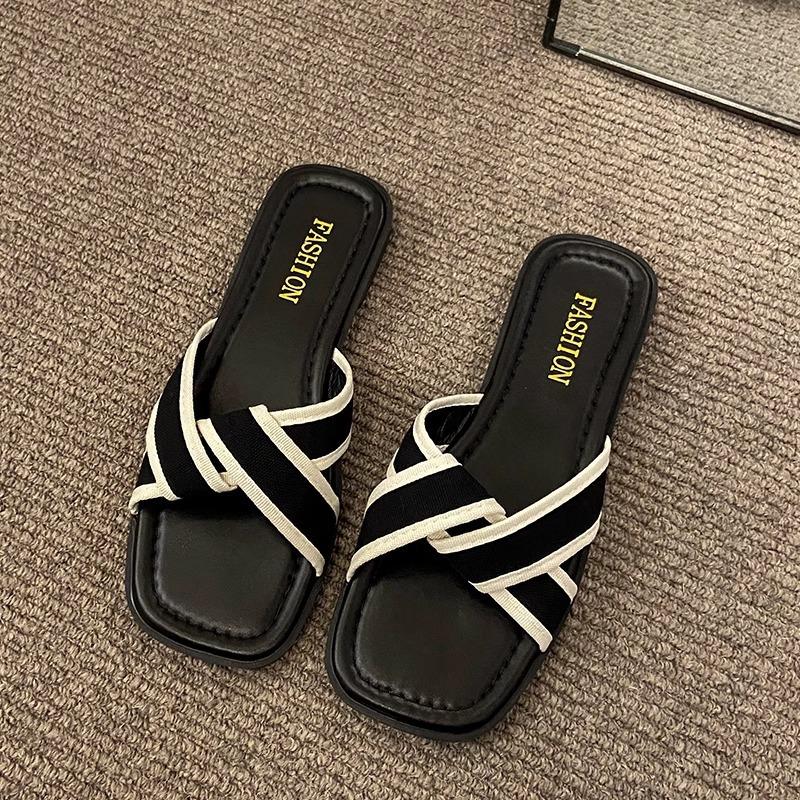Internet celebrity fashion super fire slippers women summer wear new French flat bottom out beach explosion small fragrant sandals