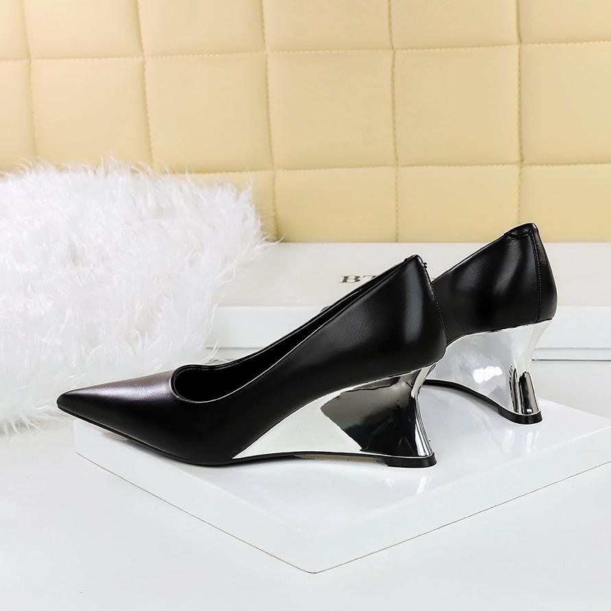 Damenschuhe, Keilabsätze, High Heels, Flache, spitze Keilschuhe aus Metall, Maßgefertigte Schuhe, High Heels