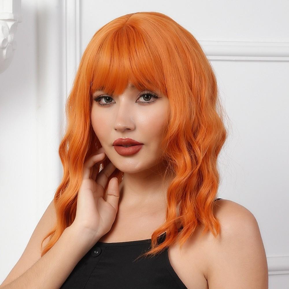 Mittellange Synthetik-Perücken mit Pony Schmutziges Orange Halloween Cosplay Anime-Perücken Bühnenauftritt