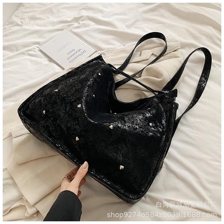 

2025 new women s Korean version large-capacity backpack fashion design sense tote bag niche commuter shoulder bag