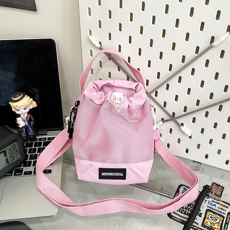 

Сегодняшние популярные сумки — это новые летние текстурные нишевые сумки через плечо, спортивные универсальные сумки-мессенджеры и сумки-ведра. розовый