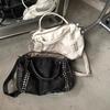 2026 Neue Mode Retro Stil Metallnieten Tragetasche Damen Handtasche Große Kapazität Motorradtasche Abnehmbarer Schultergurt