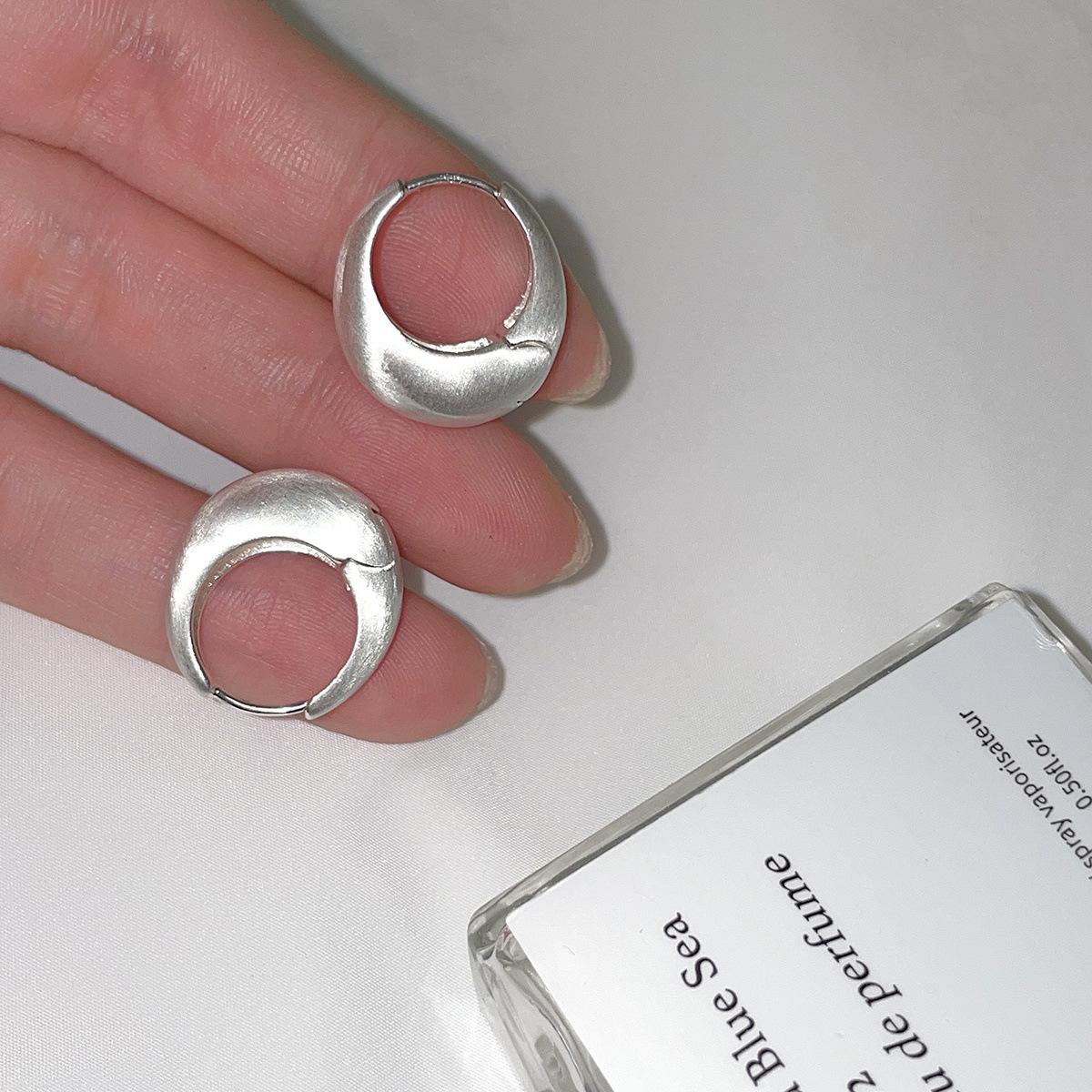 

Light luxury brushed plain ring earrings women s niche fashion cold wind silver needle earrings versatile autumn and winter ear buckles 925 silver needle