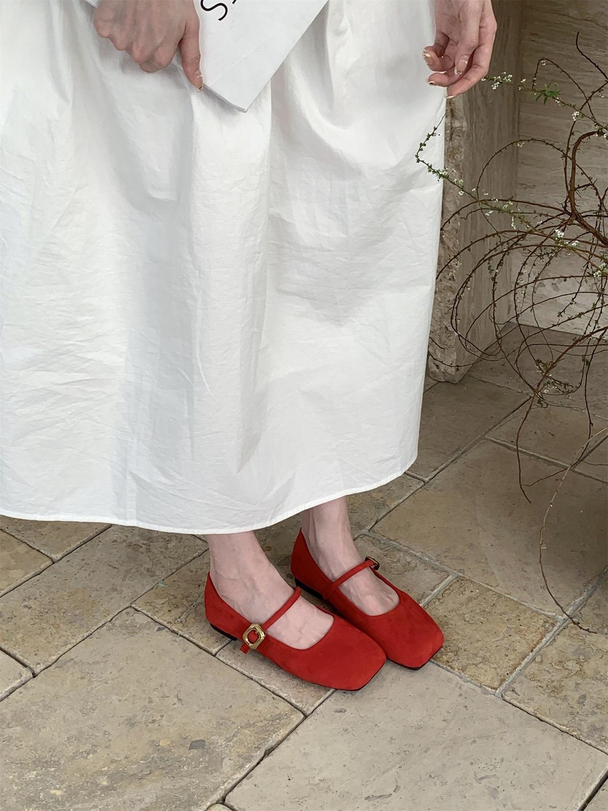 

Fairy square head with skirt grandma shoes one-word buckle belt flat bottom gentle single shoes small leather shoes 40 красный