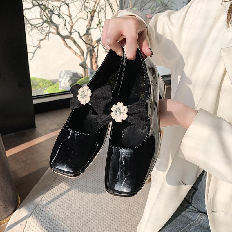 

Xiaoxiangfeng single shoes women s shoes thick heel square head high heels bow French camellia white Mary Jane shoes niche 35 чёрный