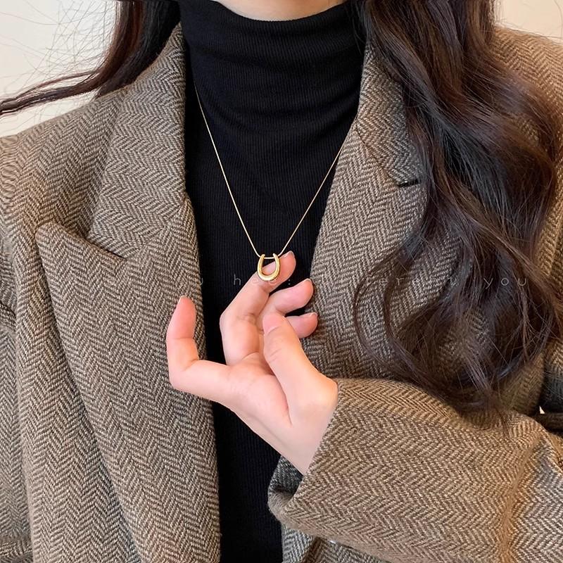 Golden horseshoe pendant necklace popular simple sweater chain decorative accessories